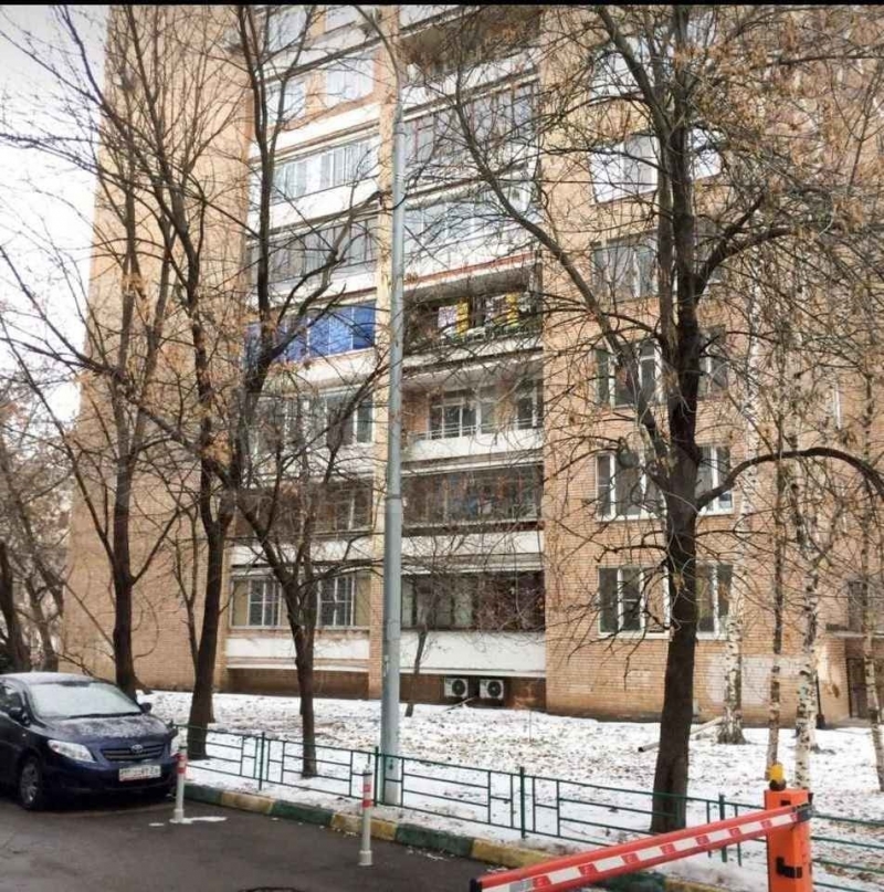 Сдам просторную комнату для работающих жильцов.