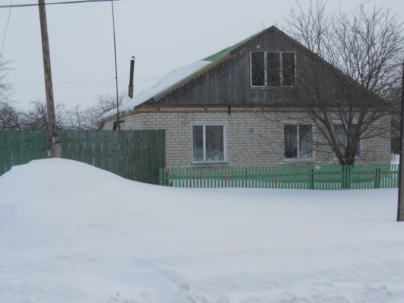 Продатся индивидуальный жилой дом кирпич 4 комнаты, кухня, прихожая общей площадью 86,2 кв.м. с земельным участком 40 соток в с. Зауральское Каргапольского района Курганской области.
