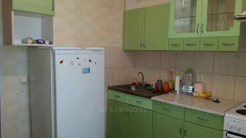 Продается 2-комнатная квартира в хорошем районе.