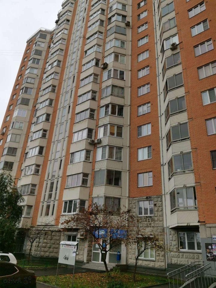 Продается просторная двухкомнатная квартира.
