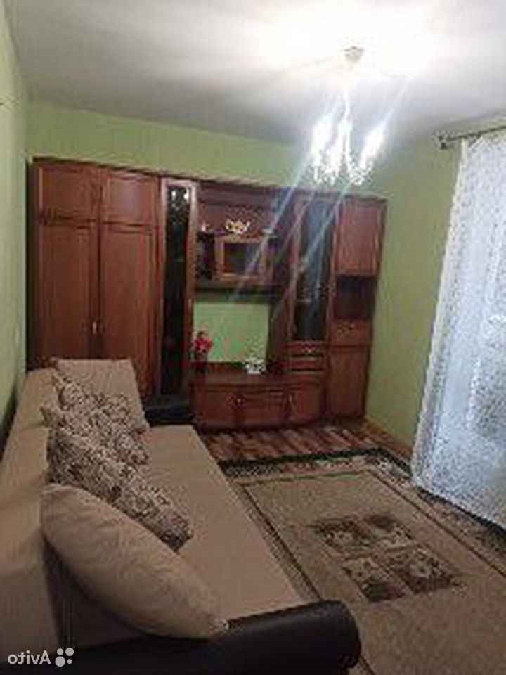 Большая, светлая комната с большим балконом.