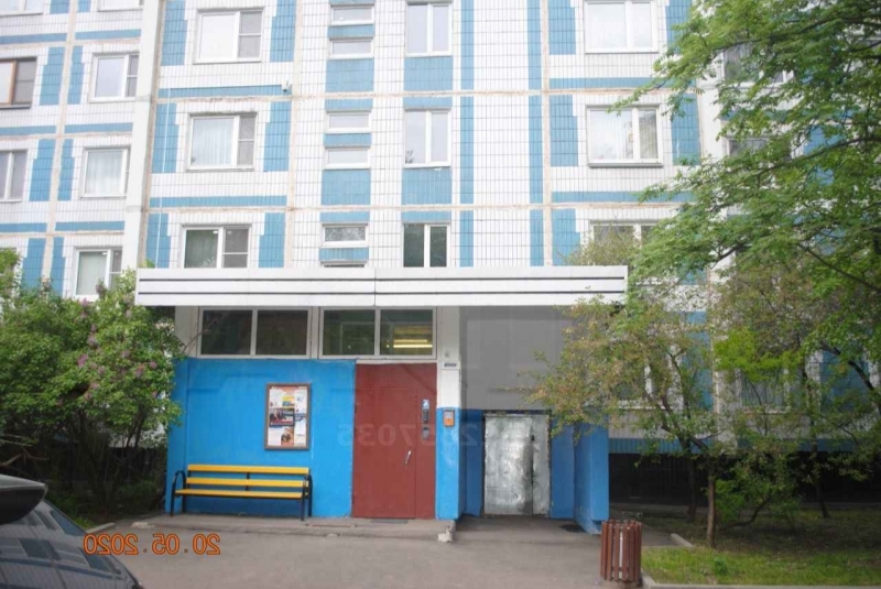 Продается просторная, очень светлая двухкомнатная квартира.