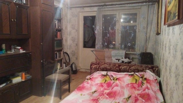 Продается трехкомнатная квартира, требующая косметического ремонта.