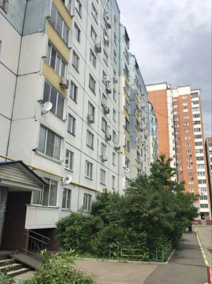 Продается просторная и очень уютная трехкомнатная квартира после ремонта.