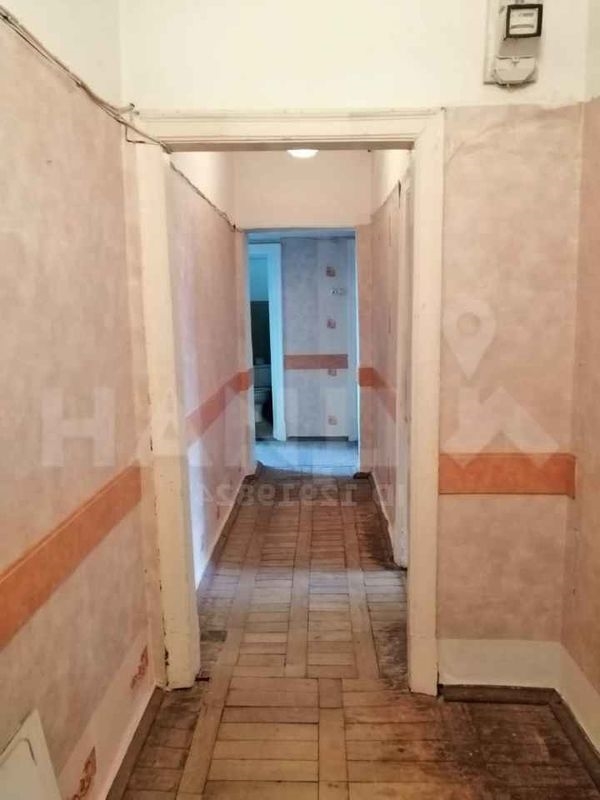 Продам 3-комнатную квартиру в развитом районе по низкой цене.