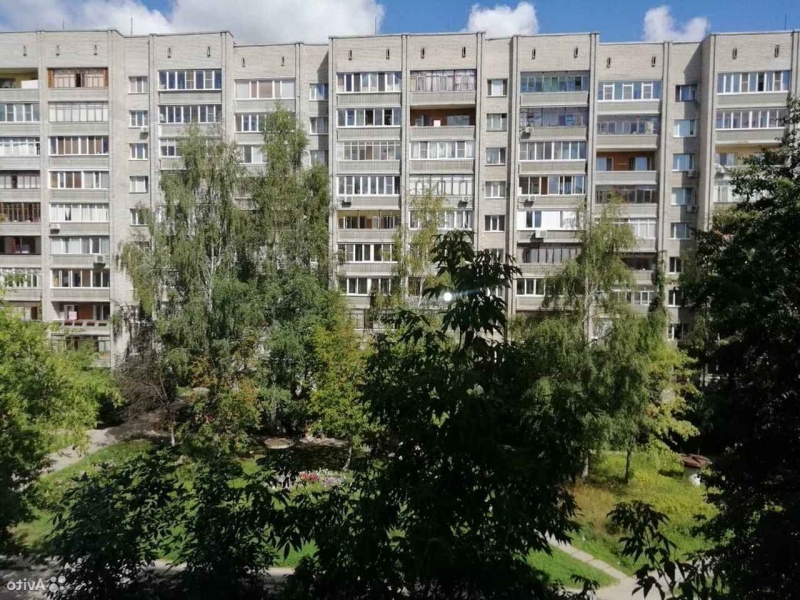 Продается трехкомнатная квартира в хорошем районе с развитой инфраструктурой.