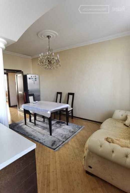 Продам 4-комнатную квартиру в развитом районе по низкой цене.