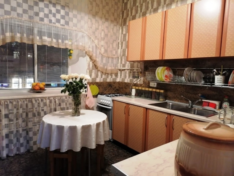Продам 4-комнатную квартиру в хорошем районе.