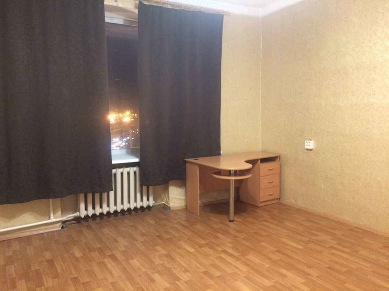Сдается комната на длительный срок.