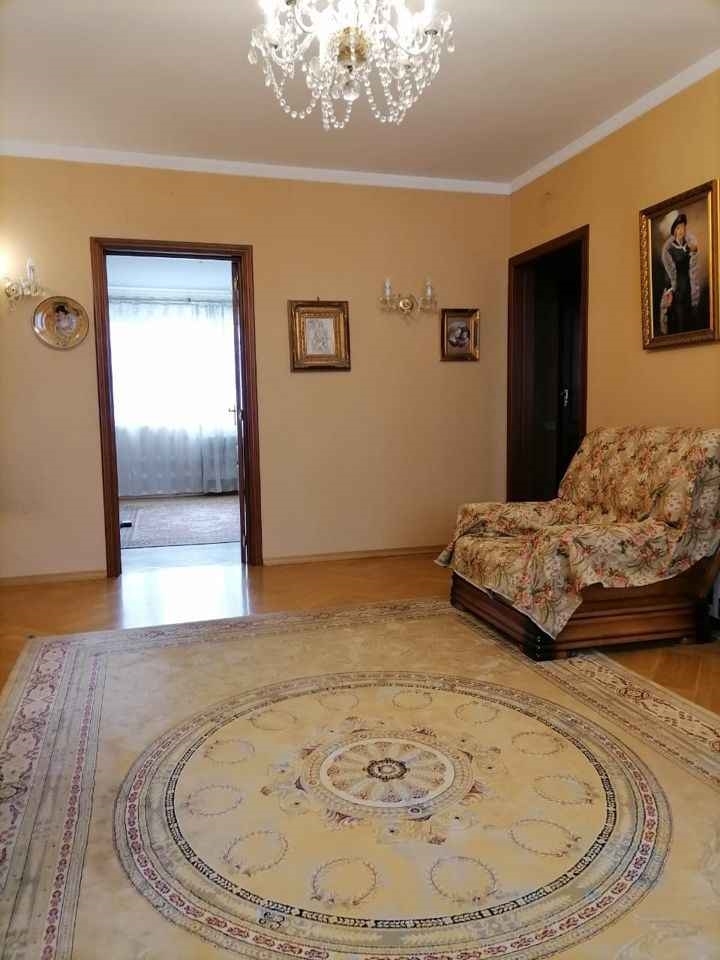 Продается просторная, светлая квартира.