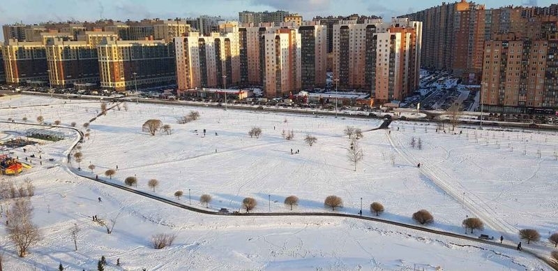 Квартира с видом на парк, вход в парадную так же со стороны парка.