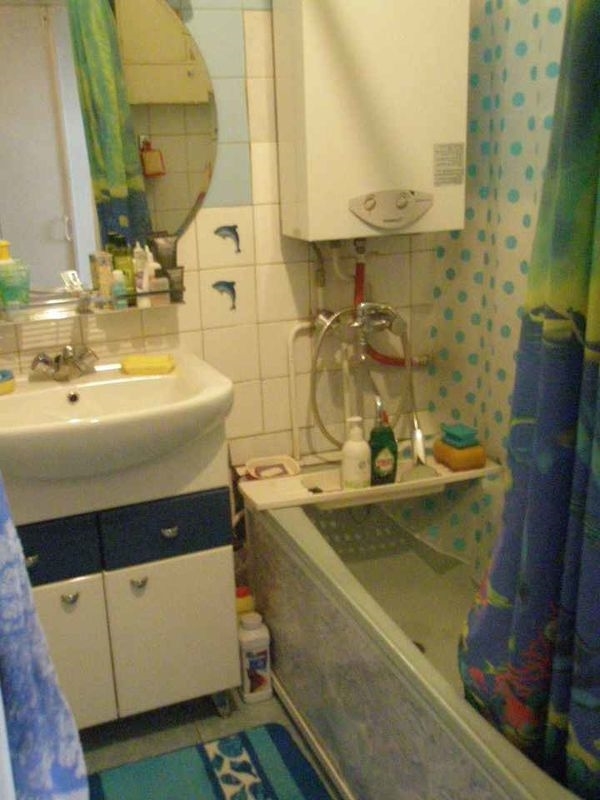Светлая, теплая комната.