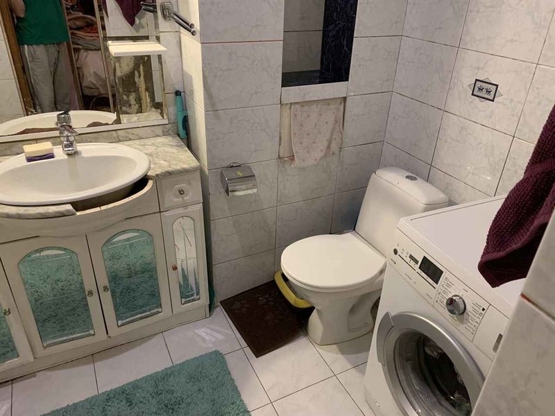 Продается отличная светлая уютная трешка в хорошем районе.