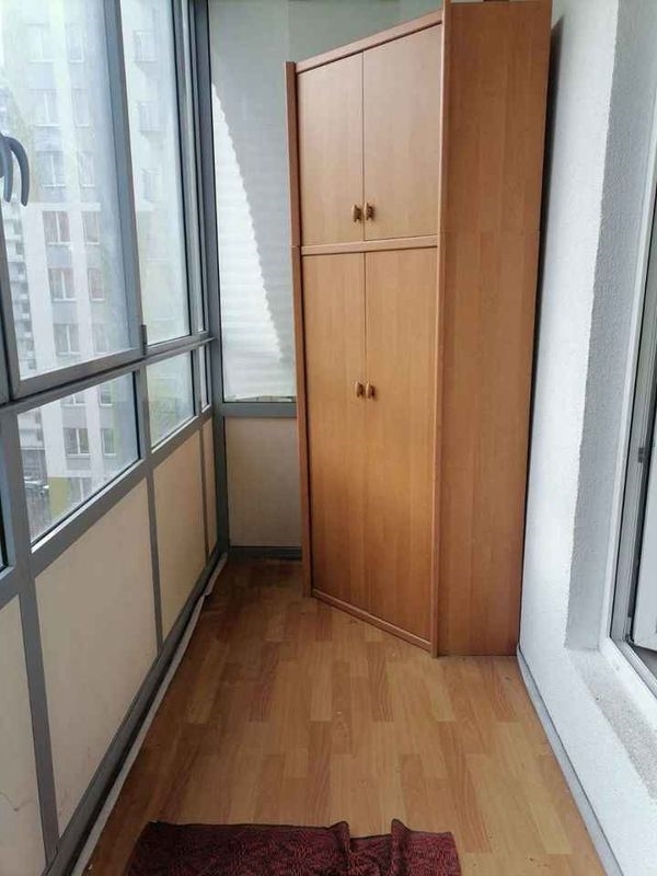 Недалеко от метро. Не требует ремонта, все в отличном состоянии. Из ко ...