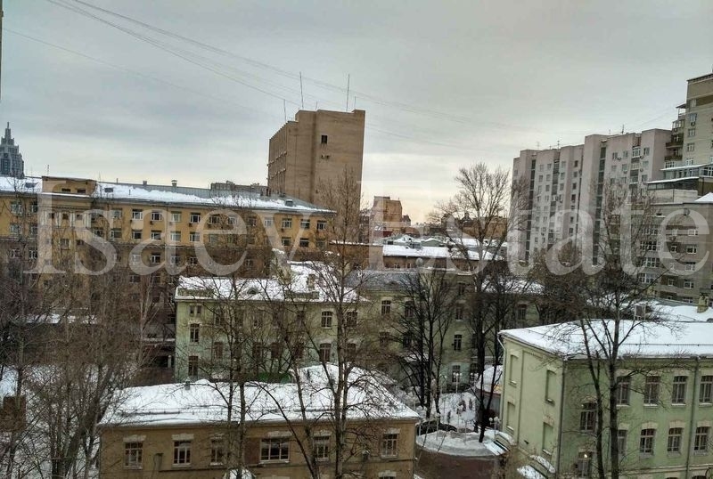Продается 1-к квартира в развитом благоустроенном районе.