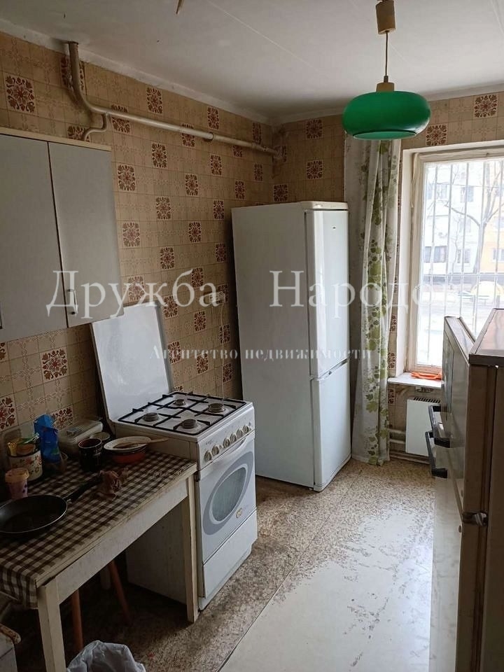 Продается хорошая трехкомнатная квартира с косметическим ремонтом.