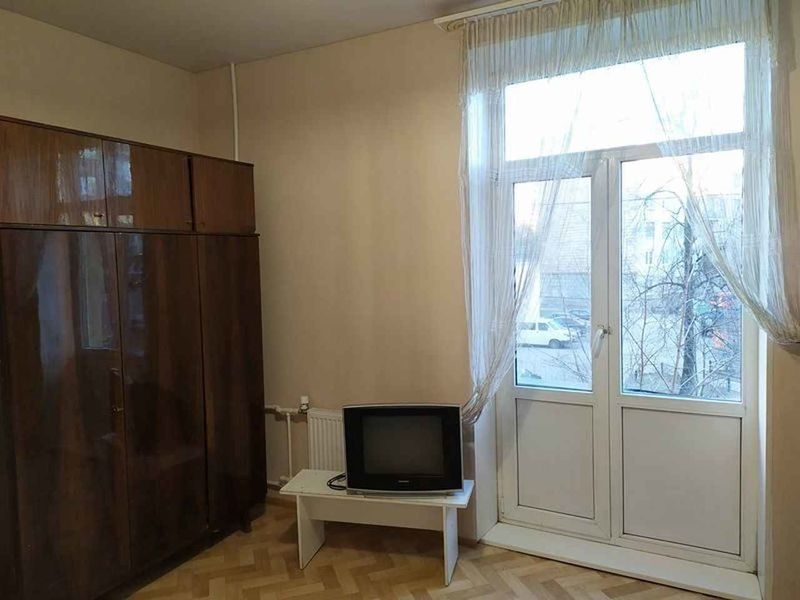 В квартире проживают ещ 2 человека.