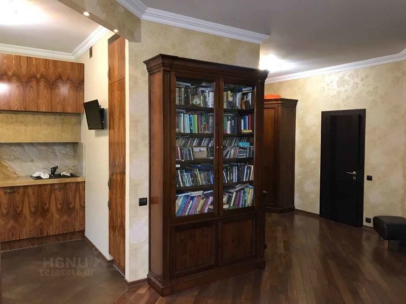 Продается 3-комнатная квартира в хорошем районе.
