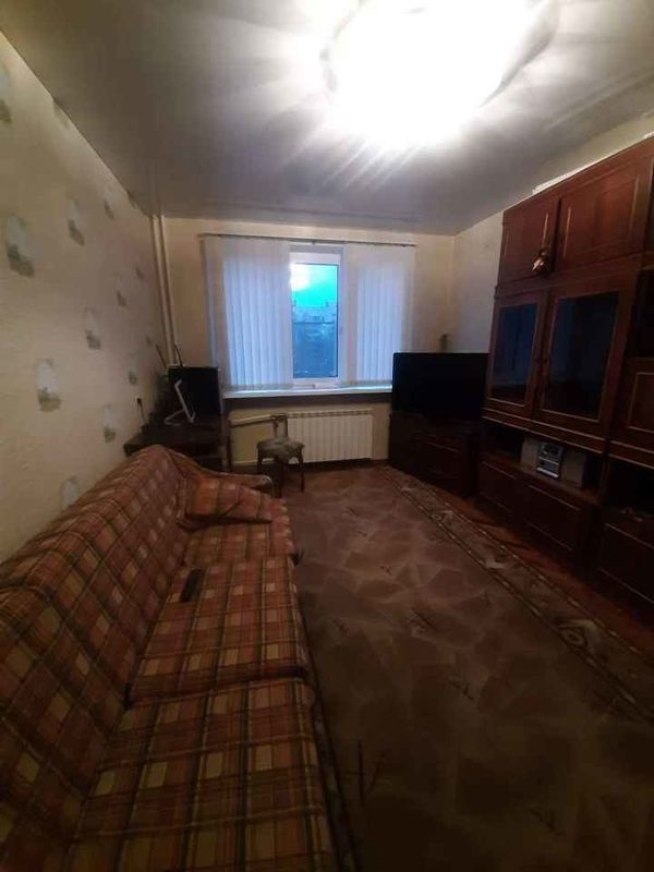 Квартира оборудована кухонным гарнитуром, мебелью и бытовой техникой.