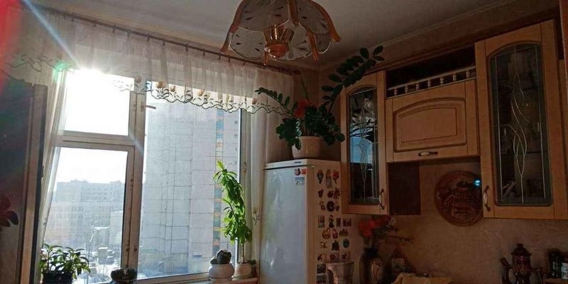 Продается двухкомнатная квартира в хорошем районе с развитой инфраструктурой.