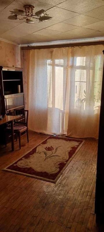 Сдается чистая уютная комната с балконом, из мебели - шкаф, секретер, диван, сто