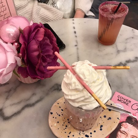 Вкусный кофе с собой в кафе CHLOE