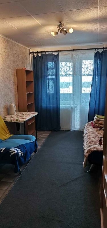 Сдатся комната с застеклнной лоджией, стиральная машина, телевизор есть.