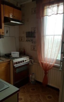 Сдается трехкомнатная квартира в хорошем районе с развитой инфраструктурой.