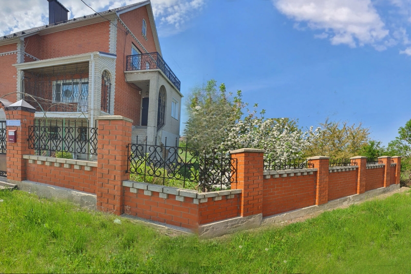Продам. Дом 300м2.Учас 19, 3 сот 3 эт. Керпичный все комуникации.