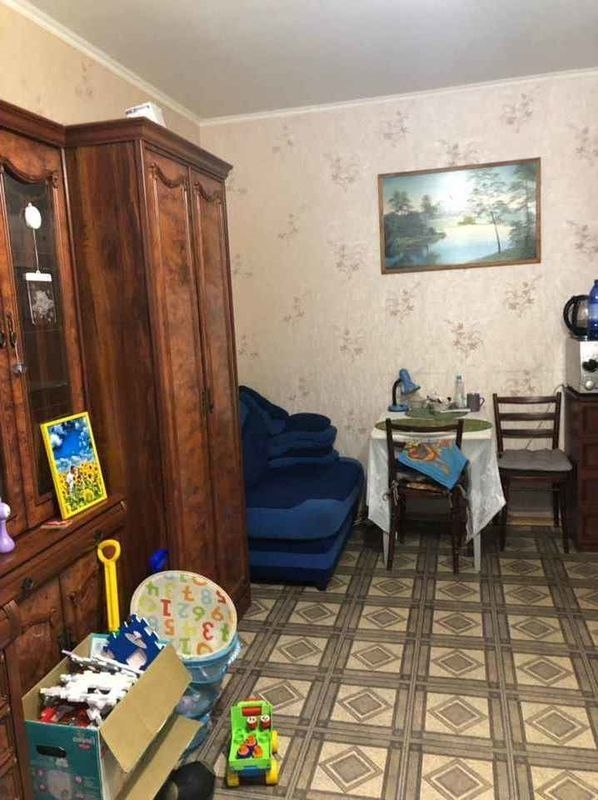 Сдается на длительный срок комната.