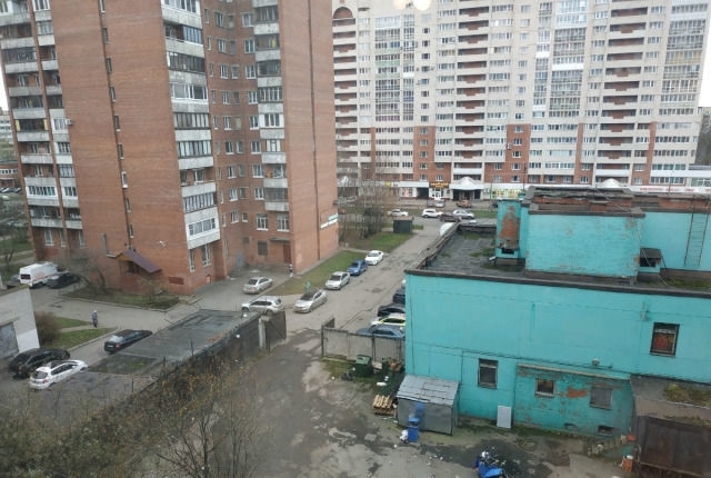 В коридоре полка с крючками для верхней одежды.