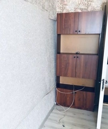 Комната 18 мeтров, светлая в хорошем состоянии, в 5 комнатной квартире.
