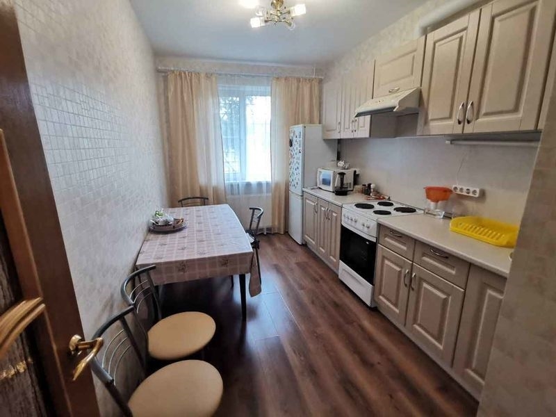 Уютная комната для порядочных жильцов, в трехкомнатной квартире.