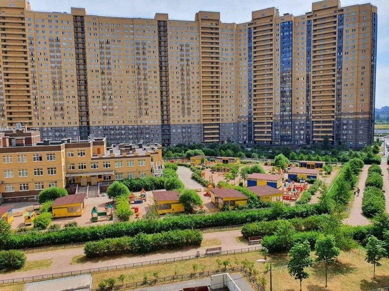 На длительный срок, желательно семье.