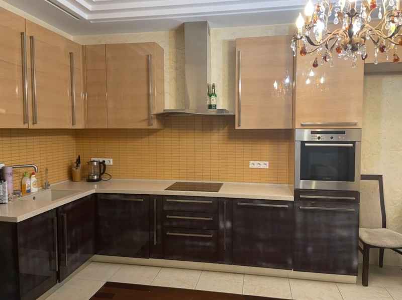 Продам 3-к квартиру в хорошем доме с чистым подъездом.