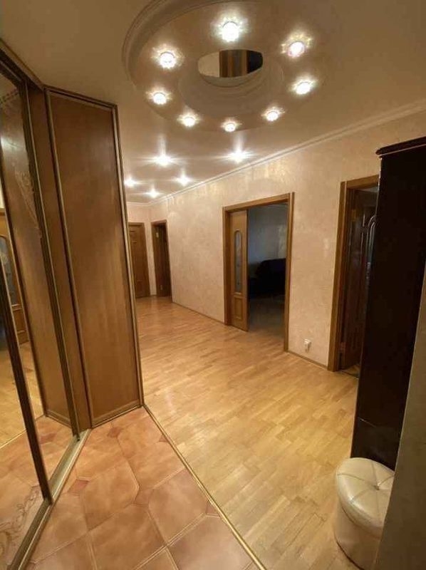 Продается замечательная 3-к квартира.