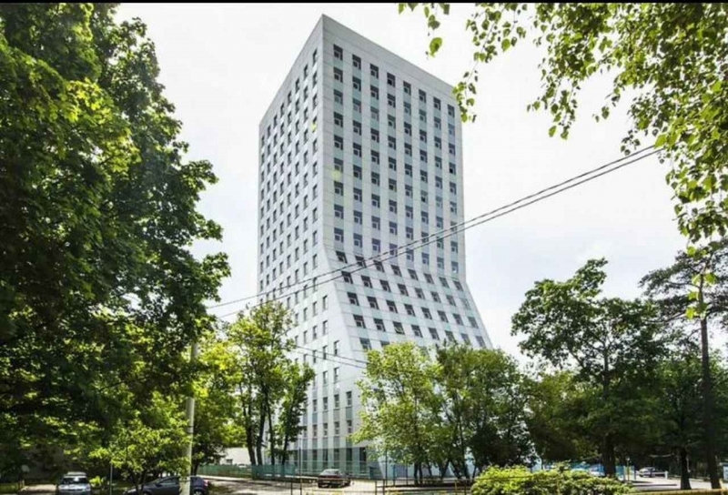 Продатся трхкомнатная квартира, на 18 этаже, в ЖК Искра радости.