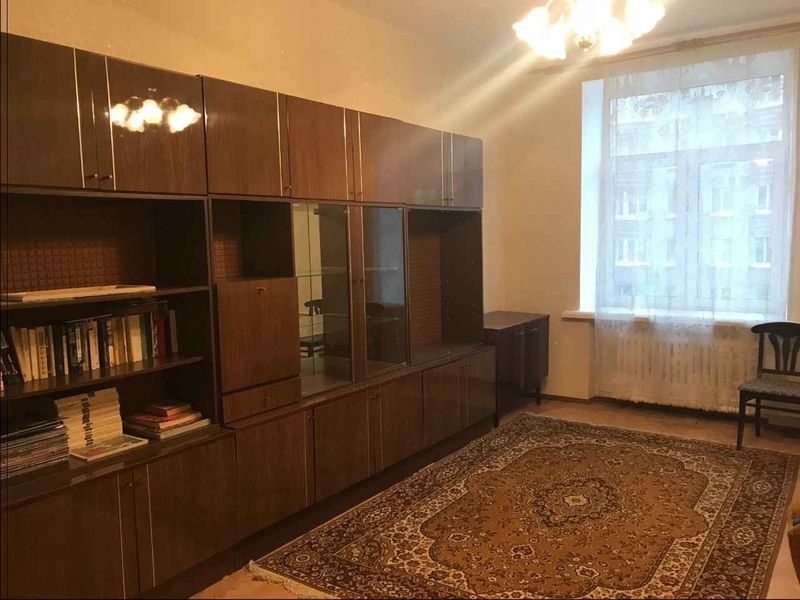 Сдатcя в аренду на длительный срок двухкомнатная квартира в сталинском доме.