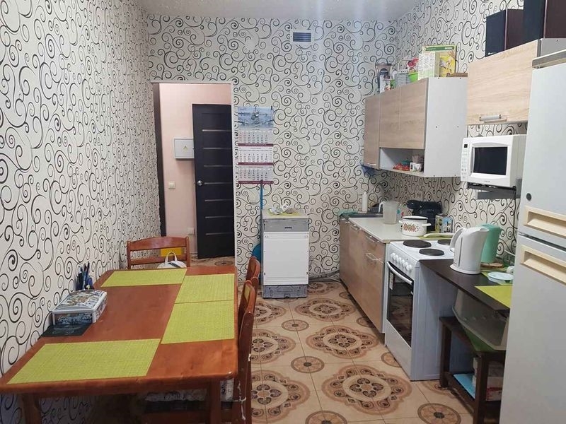 Уютная, теплая, с мебелью и бытовой техникой, на длительный срок.