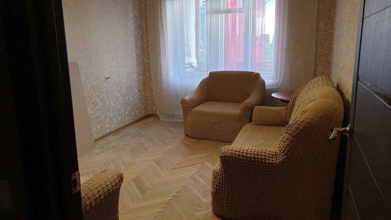Сдается трехкомнатная квартира в хорошем районе с развитой инфраструктурой.