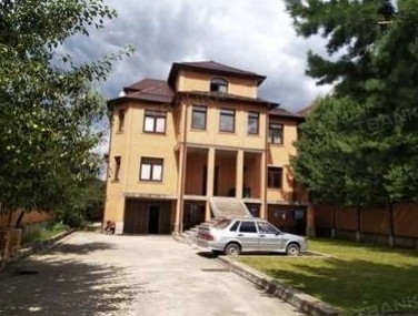 Продается 3-х этажный жилой кирпичный дом общей площадью 656,2 кв.