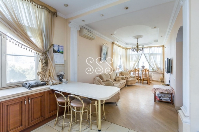 Продам 4-комнатную квартиру в хорошем районе.