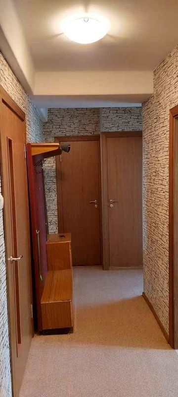 Сдается 2-комнатная квартира в хорошем районе, все комнаты изолированные.