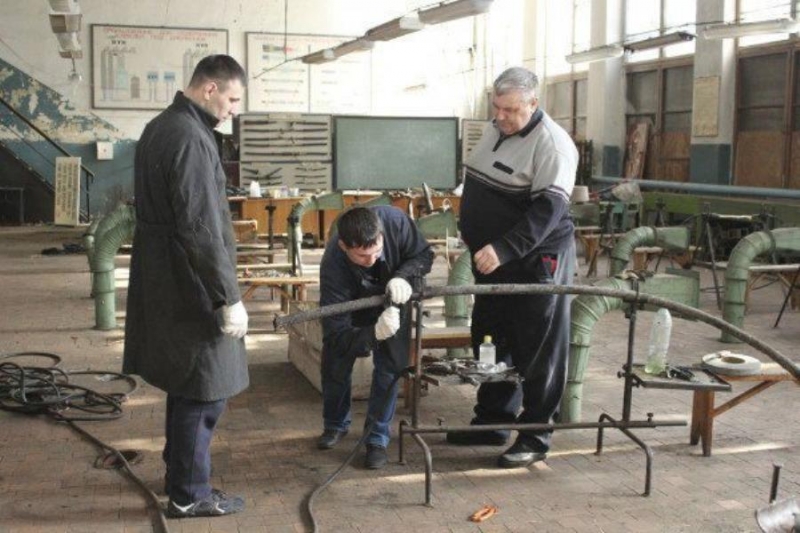 Получить профессию бурильщика, вальщика леса, кузнеца, машиниста крана, лифтера