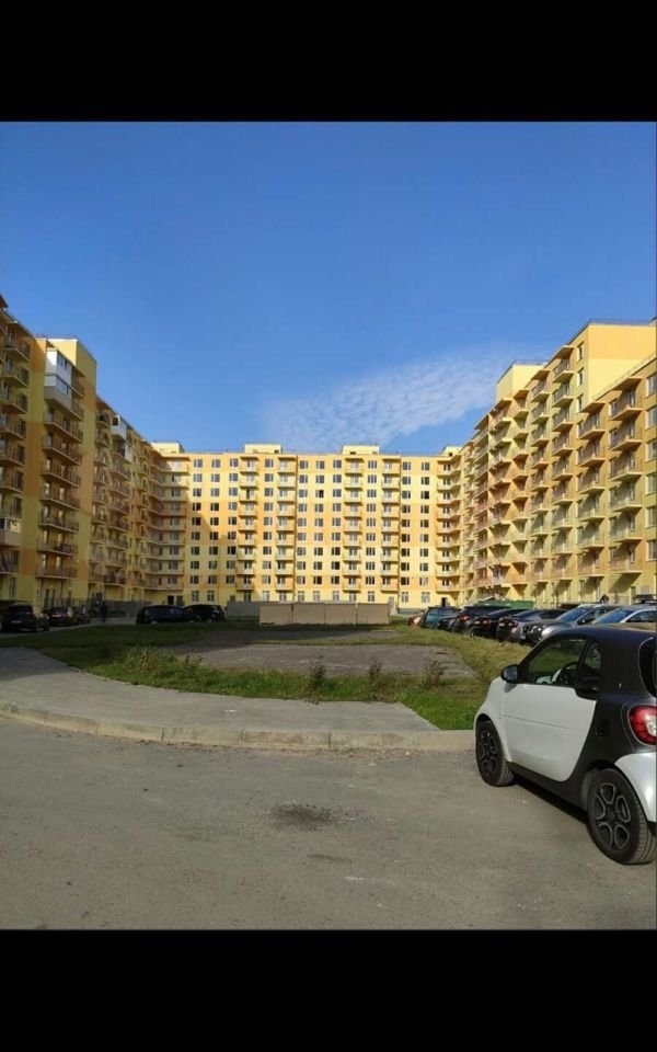 От дома до метро ходят автобусы.