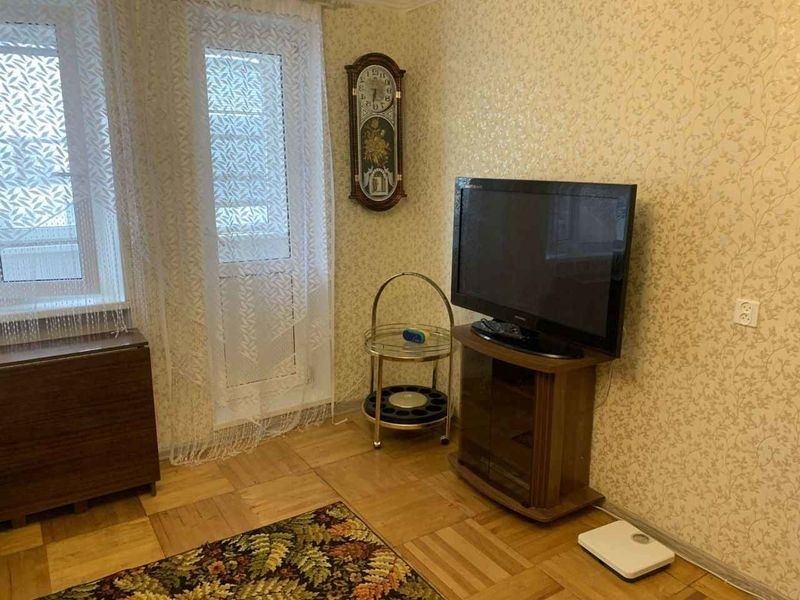 Солнечная сторона, окна в тихий, зеленый двор.