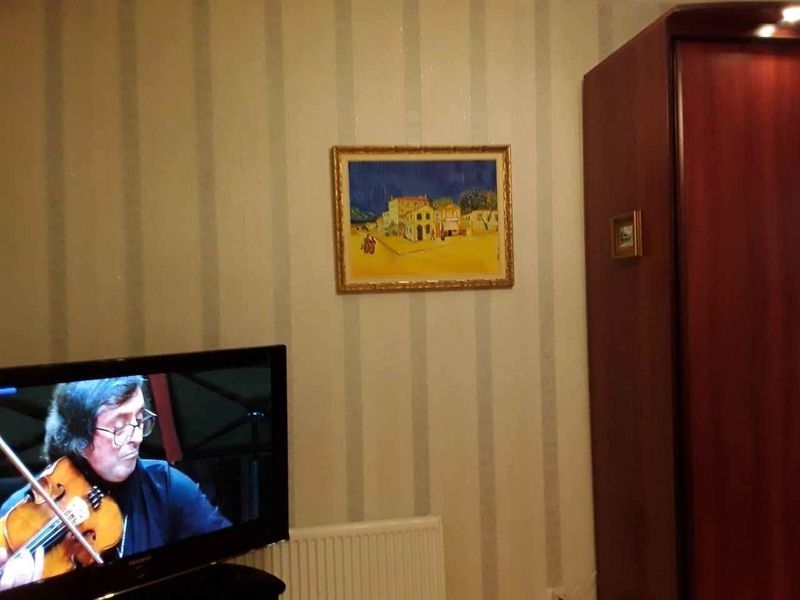 От метро до дома можно дойти пешком.