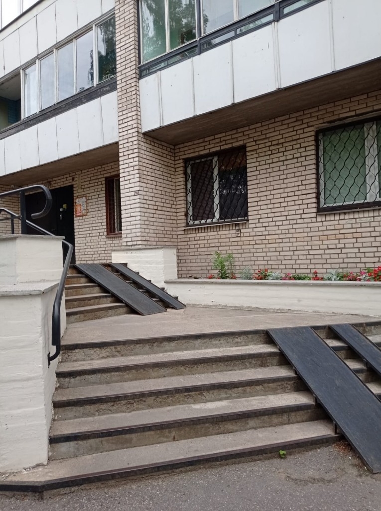 Продается 2-комнатная квартира в хорошем районе.