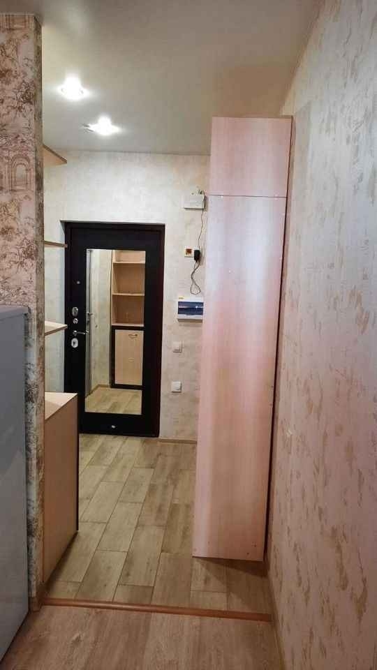 До станции метро часто и по расписанию ходит общественный транспорт.