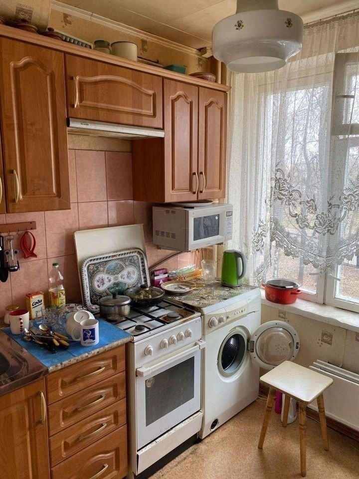 Продается квартира в среднем состоянии.